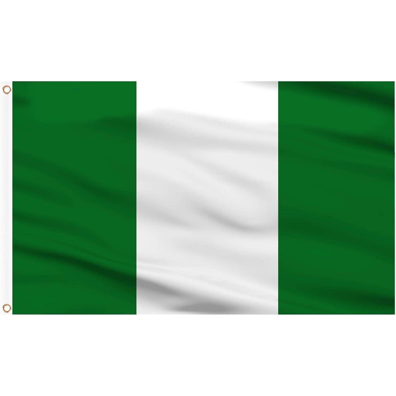 Nigerias Nationalflagge, die aus drei vertikalen Streifen in Grün, Weiß und Grün besteht.