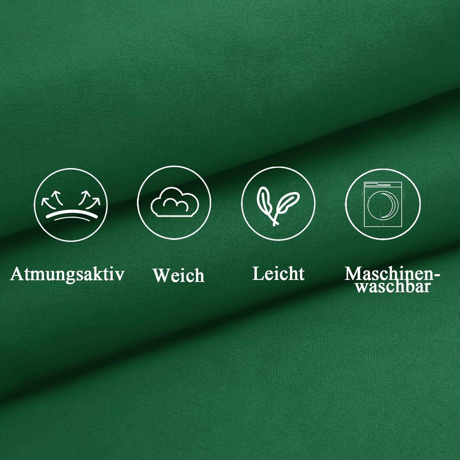 Grüner Stoff mit Symbolen und deutschen Texten: 'Atmungsaktiv' mit Luftströmungs-Symbol, 'Weich' mit Wolke, 'Leicht' mit Feder, 'Maschinenwaschbar' mit Waschmaschinen-Symbol.