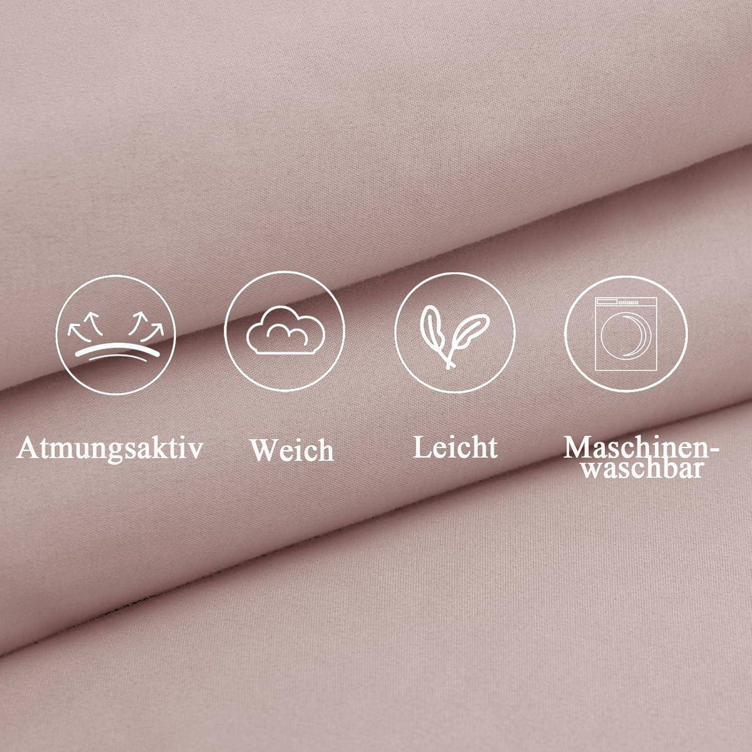 Gefaltetes Fabrikmaterial mit hervorgehobenen Eigenschaften: 'atmungsaktiv', 'weich', 'leicht', 'maschinenwaschbar'.