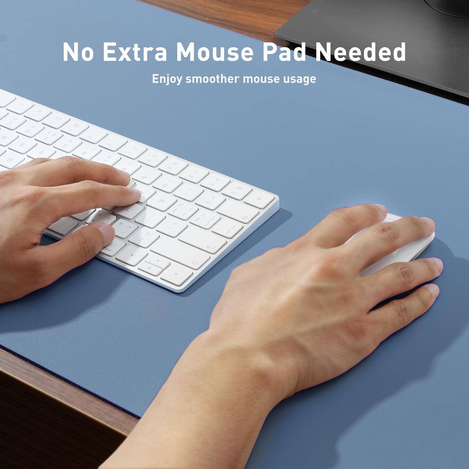 Eine Hand bewegt eine Maus auf einem blauen Schreibtisch neben einer Tastatur mit dem Text darüber: „Kein zusätzliches Mousepad nötig. Genießen Sie eine ebenmäßigere Mausbewegung.