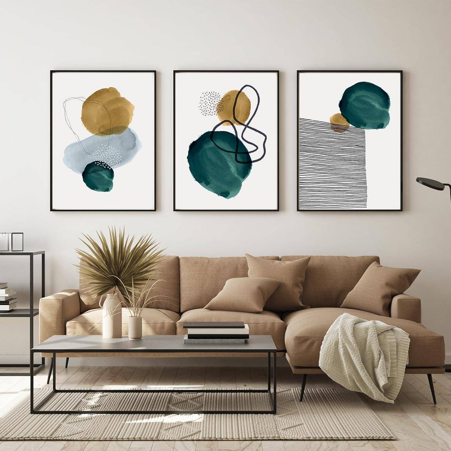 Ein modernes Wohnzimmer mit einem beigen Sofa, einem schwarzen Couchtisch und abstrakten Kunstwerken an der Wand. Der Raum verfügt über Pflanzen und minimalistische Einrichtung.