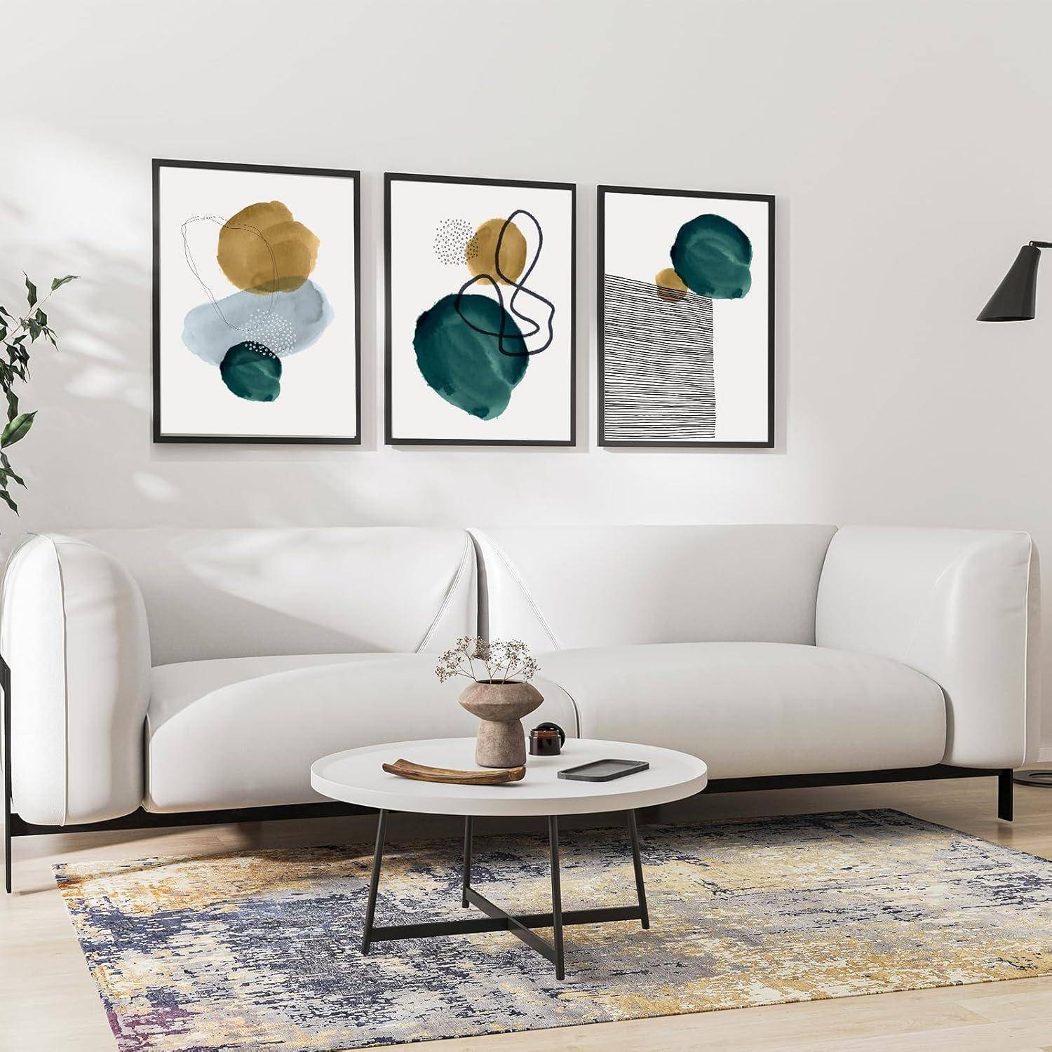 Moderner Wohnraum mit einem weißen Sofa, rundem Couchtisch und abstrakter Kunst an der Wand. Der Raum ist hell und minimalistisch.