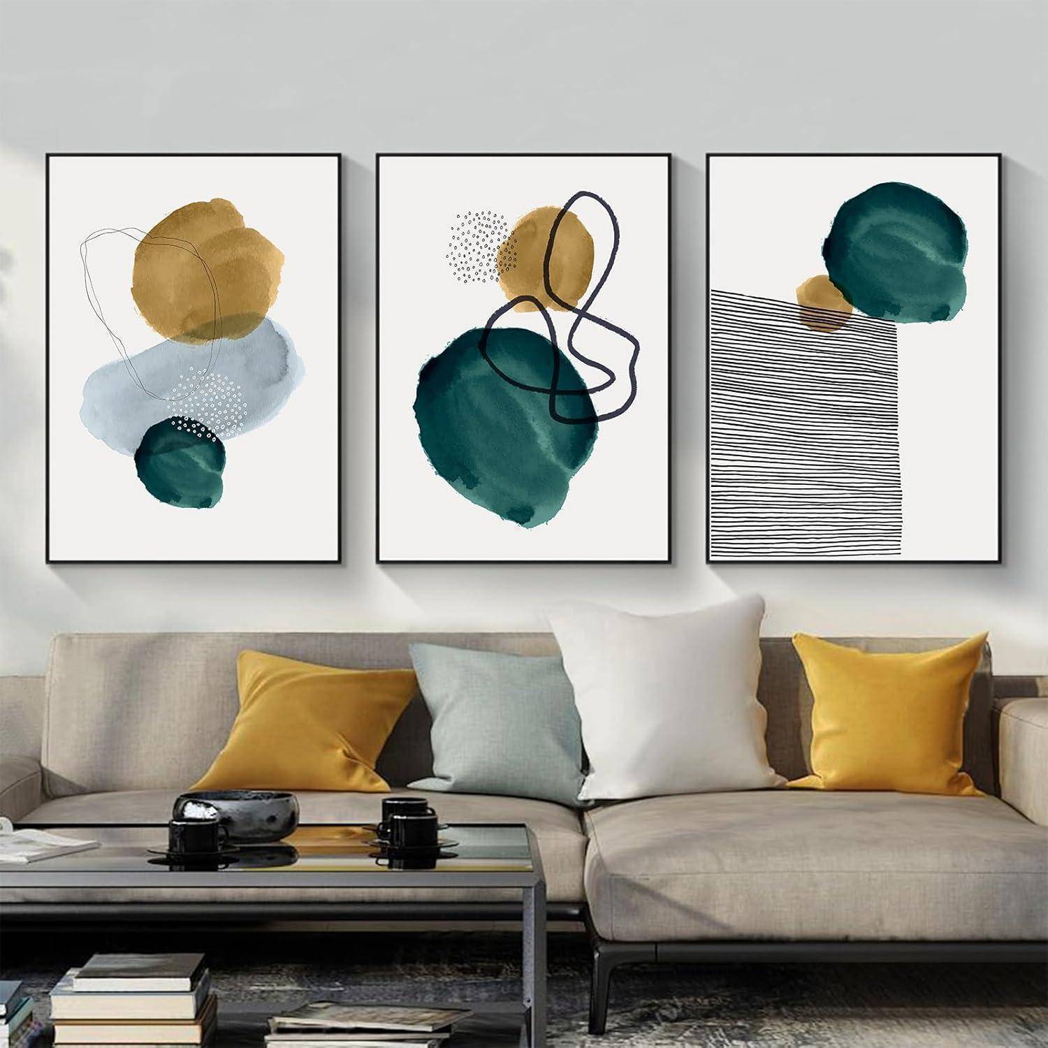 Ein modernes Wohnzimmer mit einem beigen Sofa, gelben und petrolblauen Kissen und abstrakter Kunst mit blauen, senffarben und schwarzen Formen an der Wand.