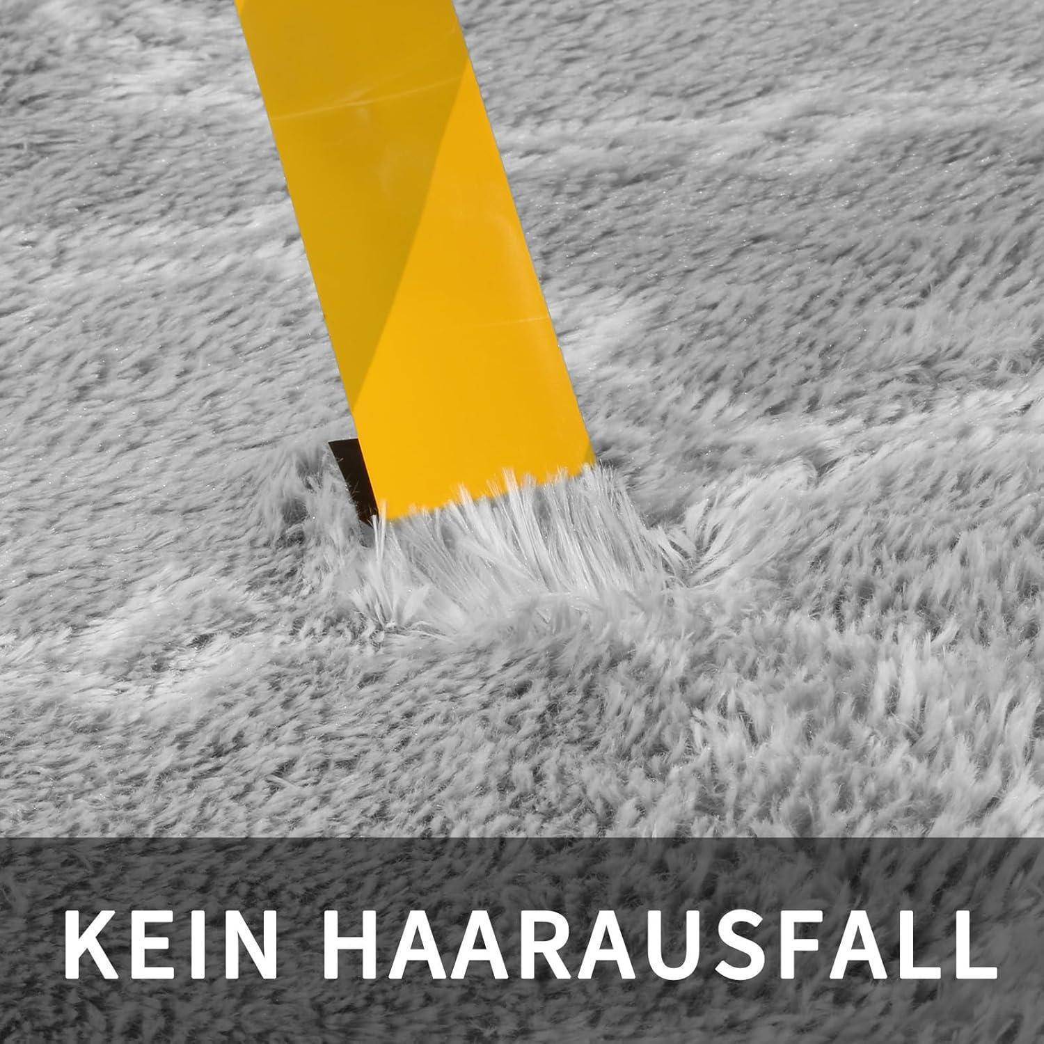 Ein leuchtend gelber Kamm gleitet durch üppige Teppichfasern. Text darunter liest sich „KEIN HAARAUSFALL