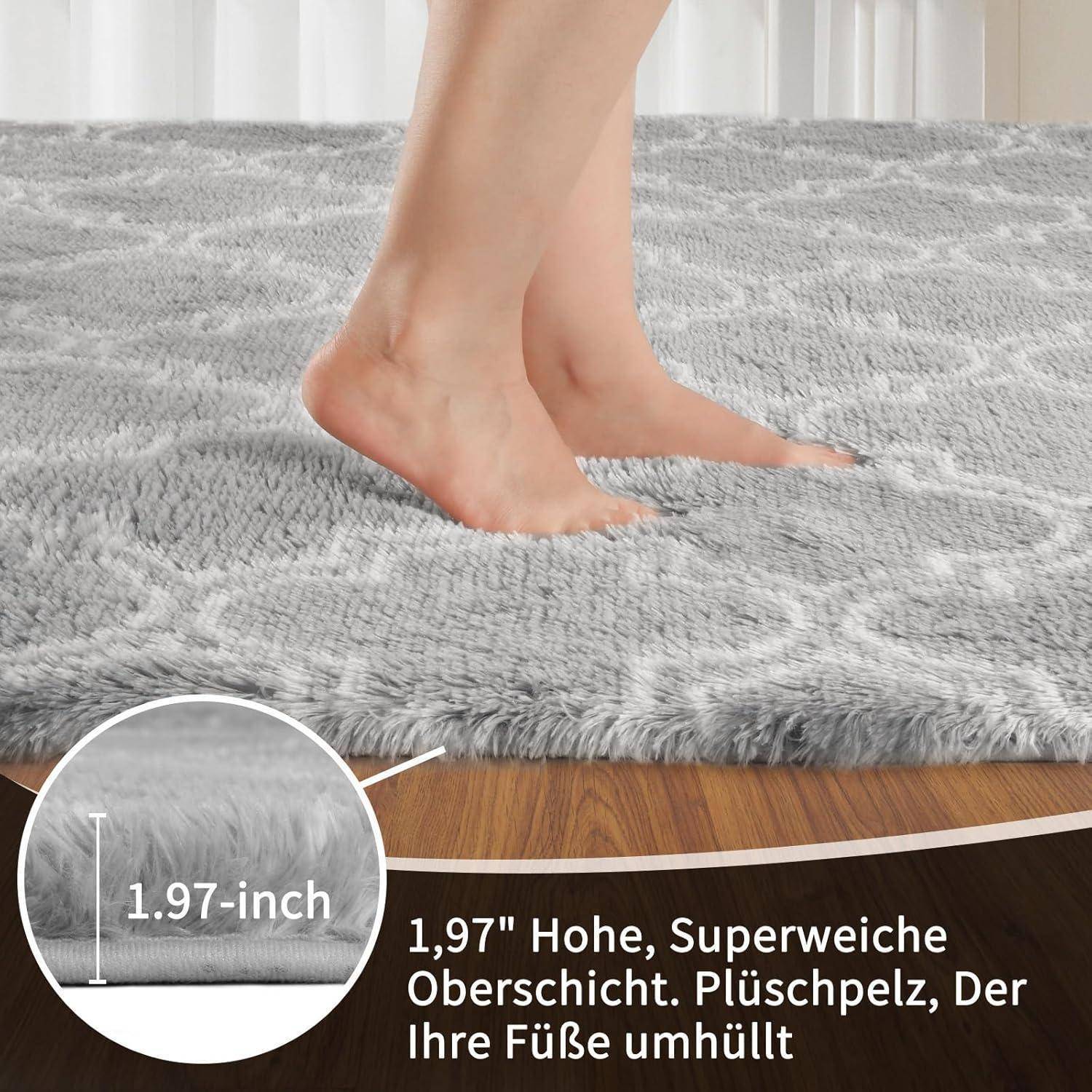Füße, die auf einem weichen, flauschigen grauen Teppich gehen, mit einem hervorgehobenen Abschnitt, der eine Florhöhe von 1,97 Zoll für zusätzlichen Komfort zeigt.