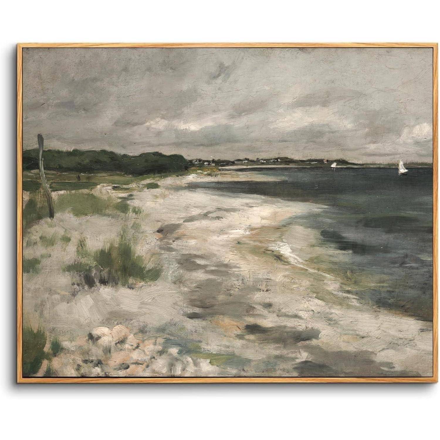 Ein Gemälde einer wolkigen Meeresbrandung stellt einen ruhigen Strand mit weißem Sand, spärlichem Gras und einem dunklen, aufgewühlten Meer unter einem verhangenen Himmel dar.