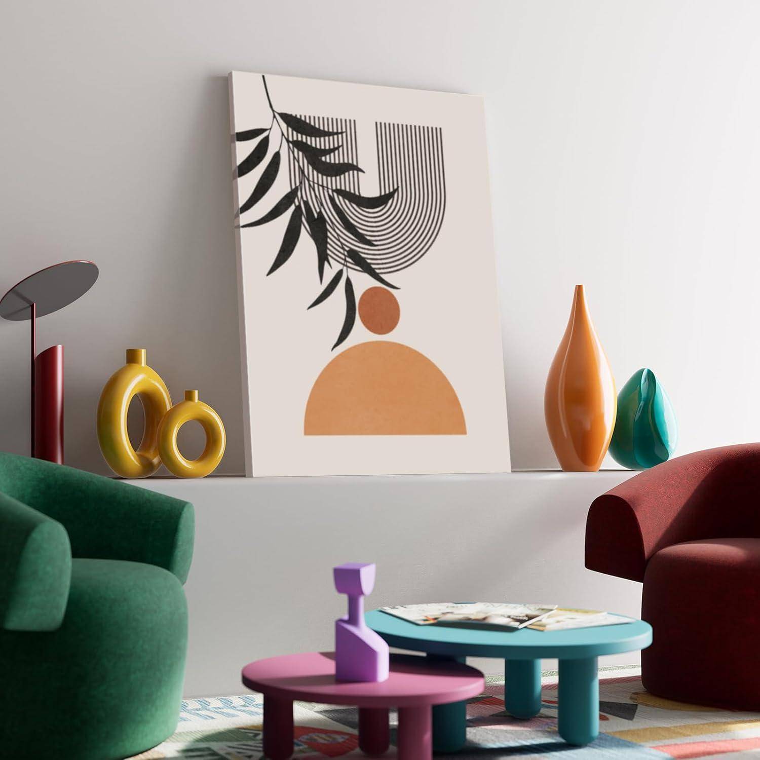 Ein modernes Wohnzimmer mit bunten Vasen und Möbeln. Ein Stück abstrakter Kunst mit geometrischen Formen und einem Blattmotiv lehnt an einem Regal.
