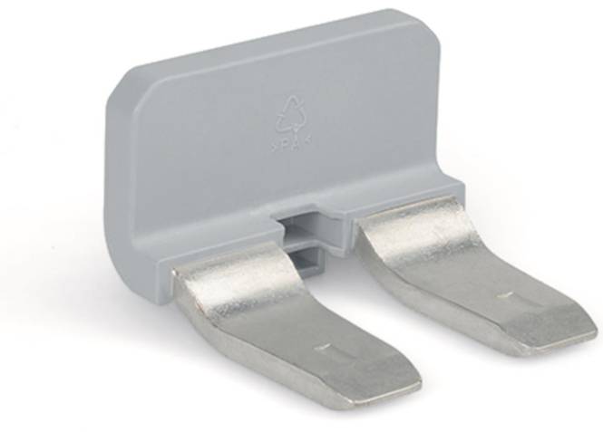 Ein Nahaufnahmebild eines grauen Kunststoff-Elektroverbinders mit zwei flachen Metallzacken. Das Recycling-Symbol für Kunststoff ist auf dem Verbinder sichtbar.