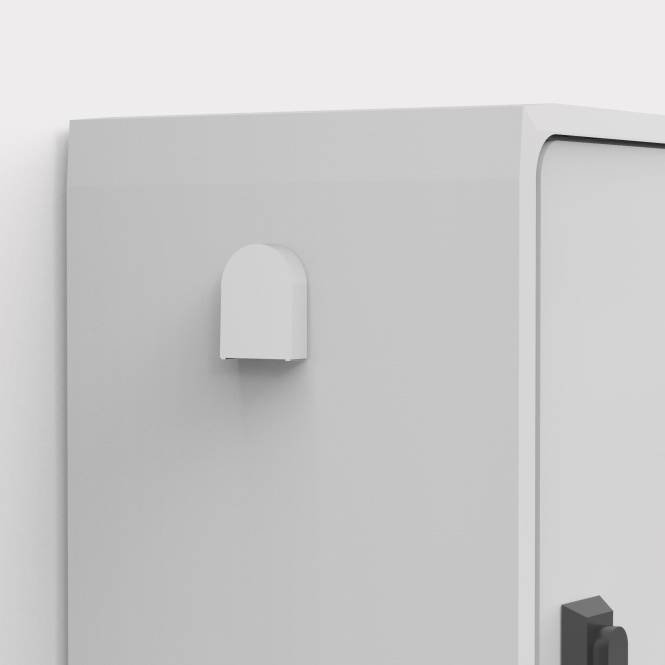 Eine kleine weiße Wandmontage-Box mit einem vorspringenden, abgerundeten Griff an ihrer Tür, vor einem einfarbigen hellgrauen Hintergrund.
