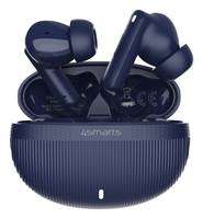 Marineblaue kabellose Ohrhörer in einer geöffneten Ladehülle, die Markenzeichen und Logos zeigt, vor einem weißen Hintergrund.