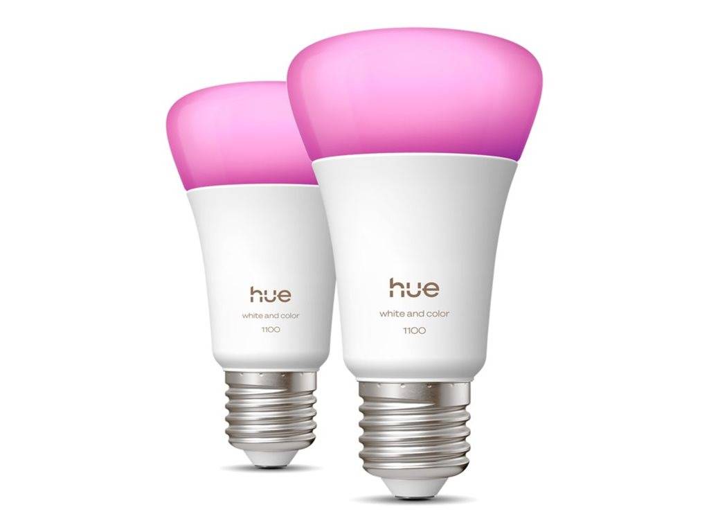 Zwei Philips Hue White and Color intelligente Glühbirnen mit rosa getönten Oberteilen, nebeneinander auf weißem Hintergrund dargestellt.