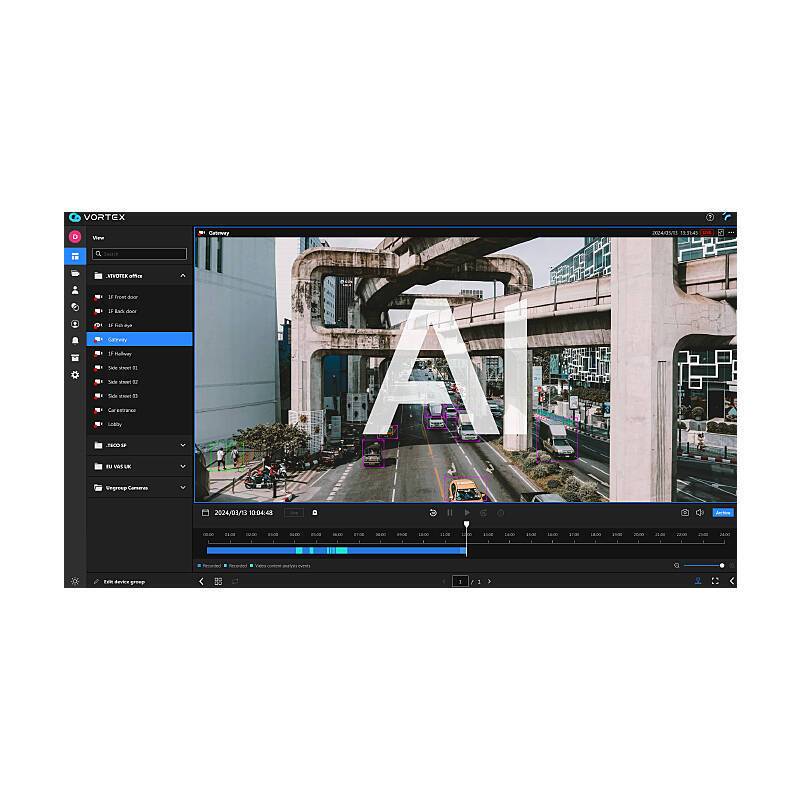 Videobearbeitungssoftware-Oberfläche mit einer Stadtszene, die eine belebte Straße, erhöhte Zugschienen und einen großen 'KI'-Textoverlay zeigt.