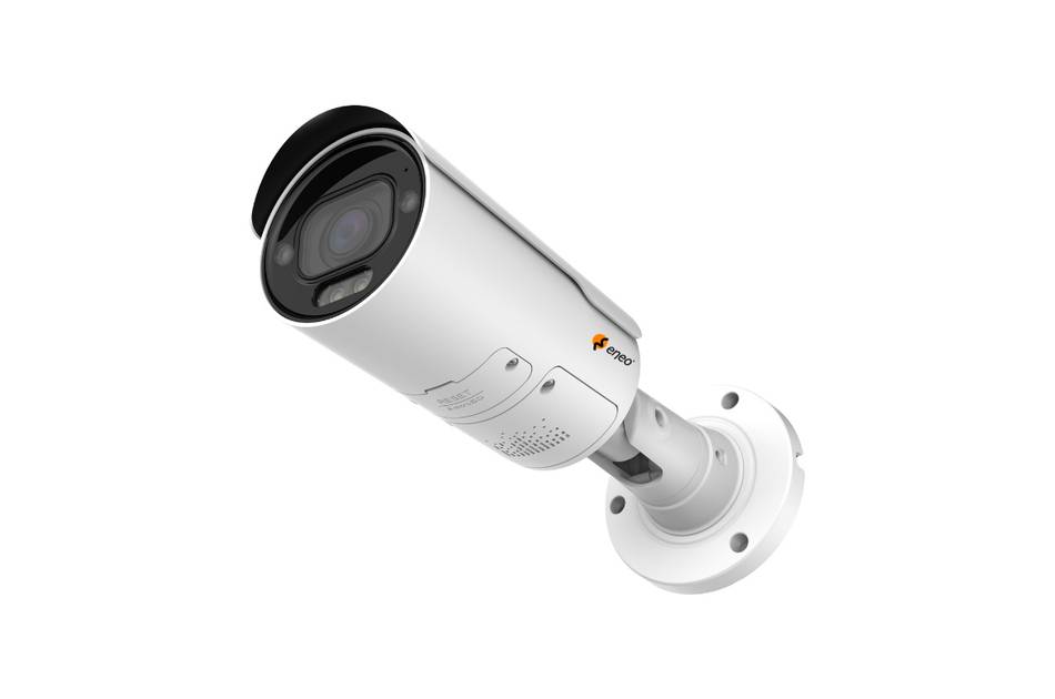 Eine weiße Überwachungskamera, die auf einer Wandhalterung montiert ist, leicht nach unten geneigt, mit sichtbarem Objektiv und Logo auf der Seite.