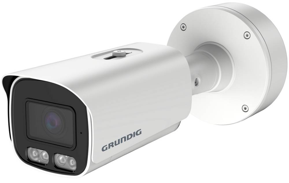 Weiße Grundig-Sicherheitsüberwachungskamera mit Wandhalterung montiert, zeigt die Linse und Infrarotlichter an der Vorderseite.