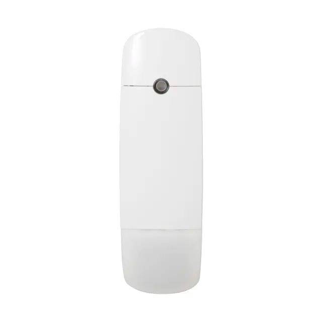 Weiße zylindrische an der Wand montierte Vorrichtung mit einem runden Knopf oder Sensor in der Nähe der Oberseite, dargestellt auf einem schlichten weißen Hintergrund.