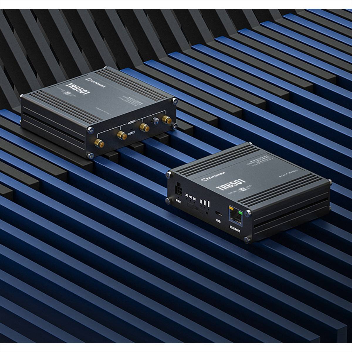 Zwei rechteckige schwarze elektronische Geräte mit Etiketten und Anschlüssen sind auf einer gestreiften blauen Oberfläche platziert, höchstwahrscheinlich zur Präsentation von technischer Ausrüstung.