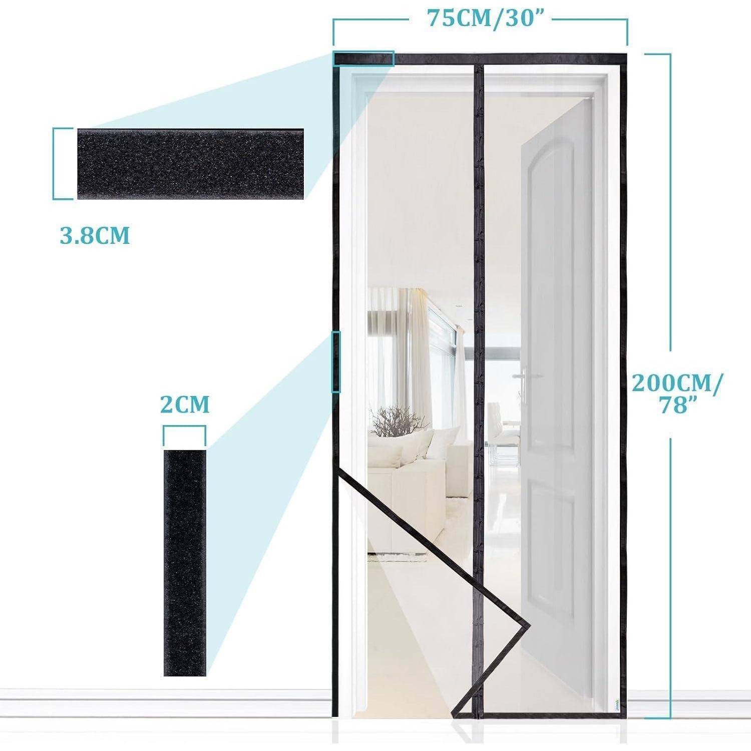 Bild einer Tür mit Maßangaben für einen Vorhang: Höhe 200 cm, Breite 75 cm. Seitenstreifen misst 2 cm x 3,8 cm. Raum mit hellen Vorhängen sichtbar.