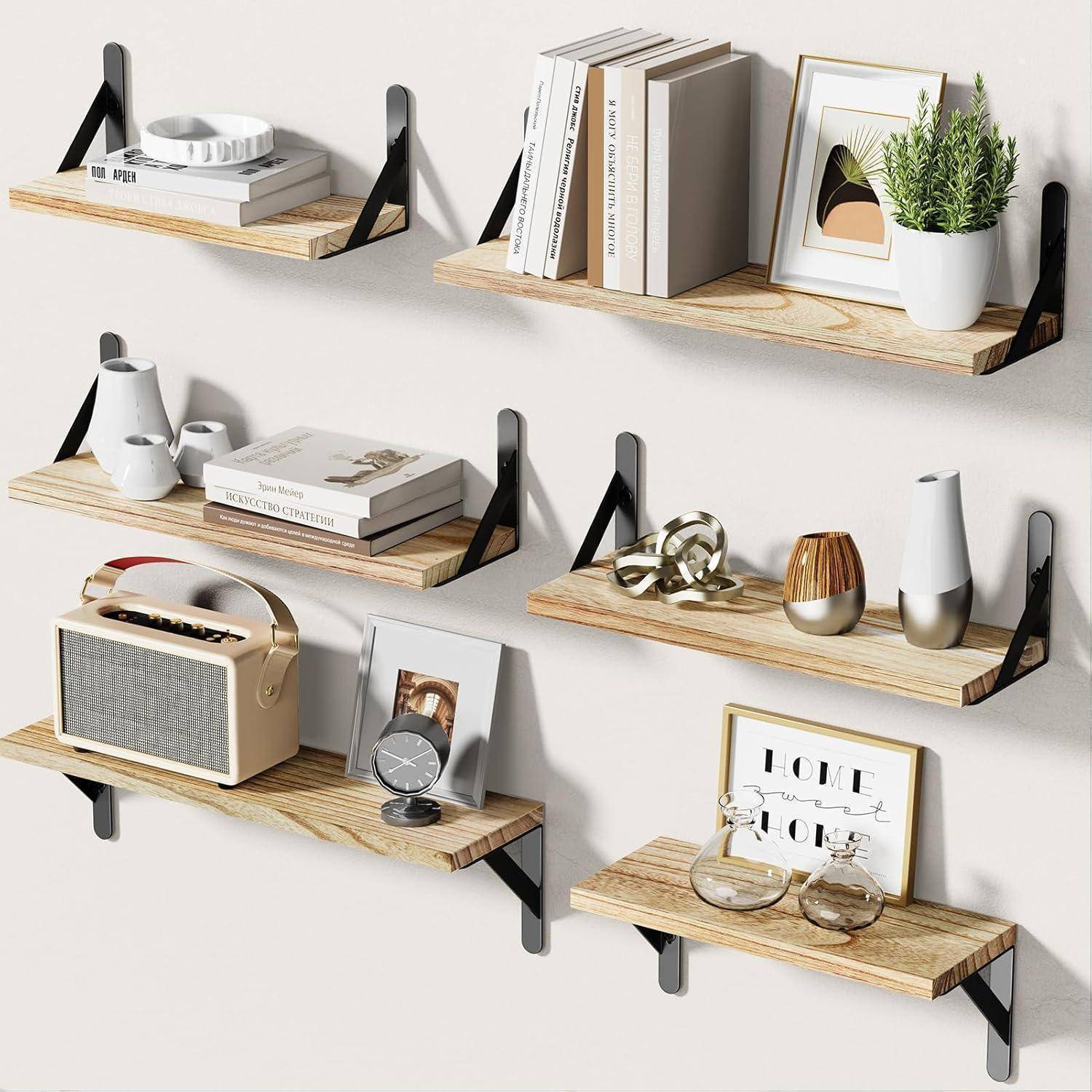 An der Wand montierte Regale mit Büchern, Pflanzen, Dekorationsobjekten und einem Retro-Radio, die ein stilvolles und organisiertes Wohndesign präsentieren.