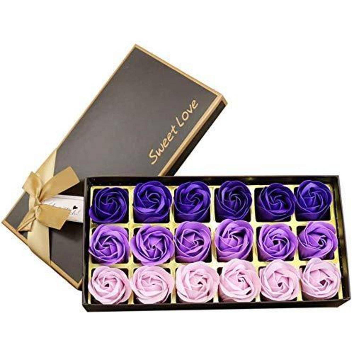Eine rechteckige Box mit Reihen von lila und rosa rosenförmigen Seifen, versehen mit einem Deckel, auf dem der Text 