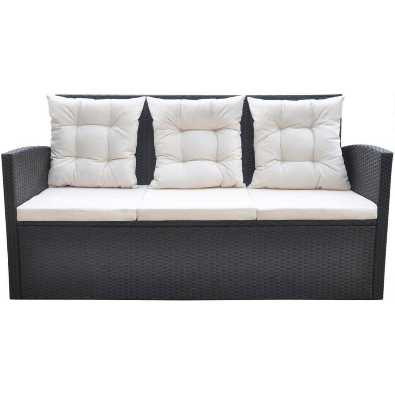 Eine schwarze, rattanähnliche Outdoor-Couch mit drei weißen, gepolsterten Rückenkissen und weißen Sitzkissen.