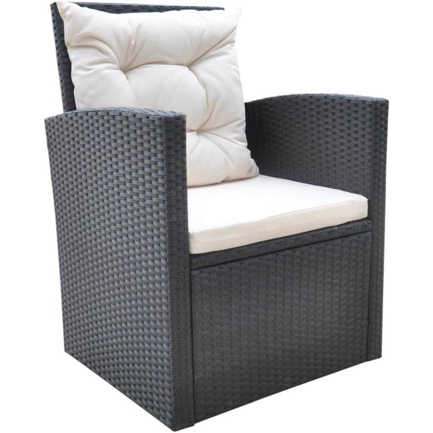 Ein gepolsterter Sessel mit gewebtem Rattan-Design und cremefarbenen Kissen, vor einem schlichten Hintergrund.