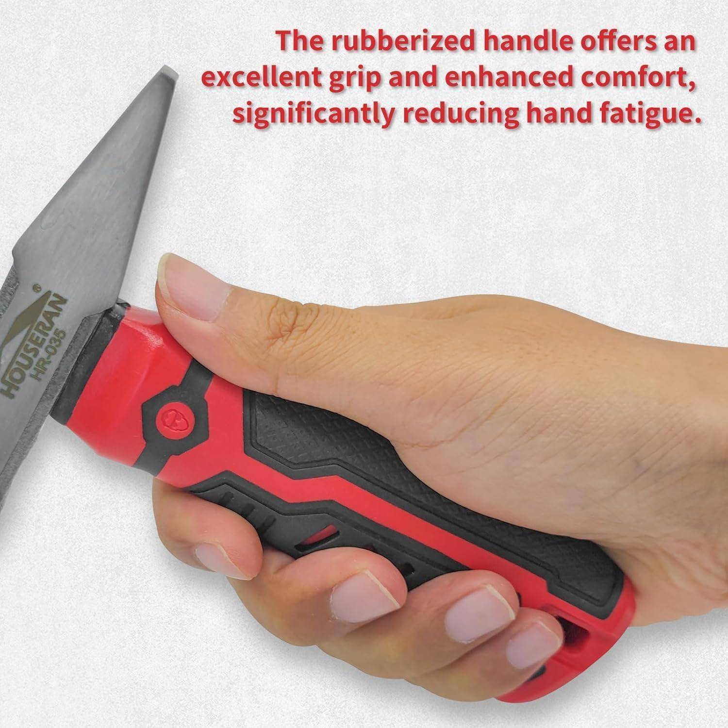 Eine Hand, die ein Utility-Messer mit einem rot-schwarzen, gummierten Griff hält, der für einen verbesserten Halt und Komfort konzipiert ist und Handfatigue reduziert.