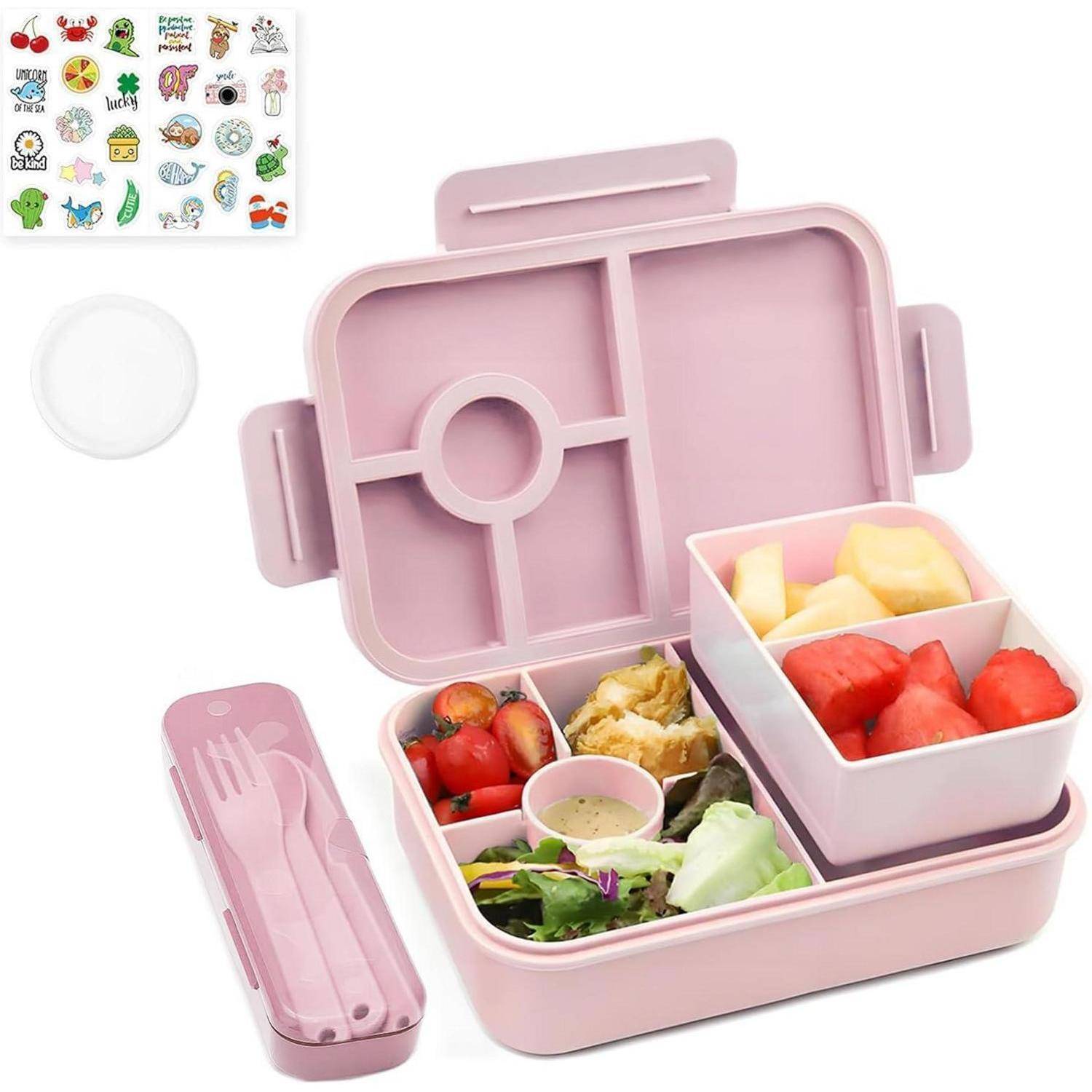 Rosa Bento-Lunchbox mit Fächern, gefüllt mit einem Salat, Kirschtomaten, Dipsauce, gewürfelter Wassermelone und Ananas. Enthält Besteck und essen-thematische Aufkleber.