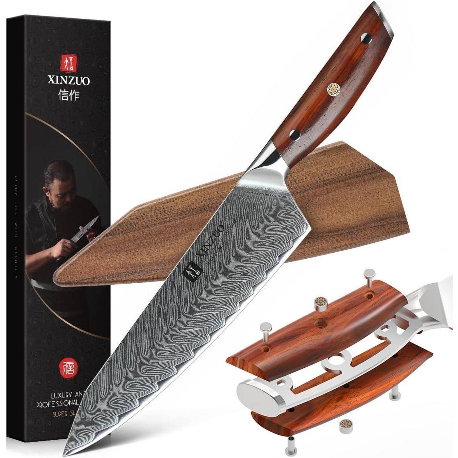 Ein hochwertiges Küchenmesser mit einer gemusterten Stahlklinge und einem Holzgriff wird zusammen mit seiner Verpackung und einer Holz-Aufbewahrungsunterlage präsentiert.