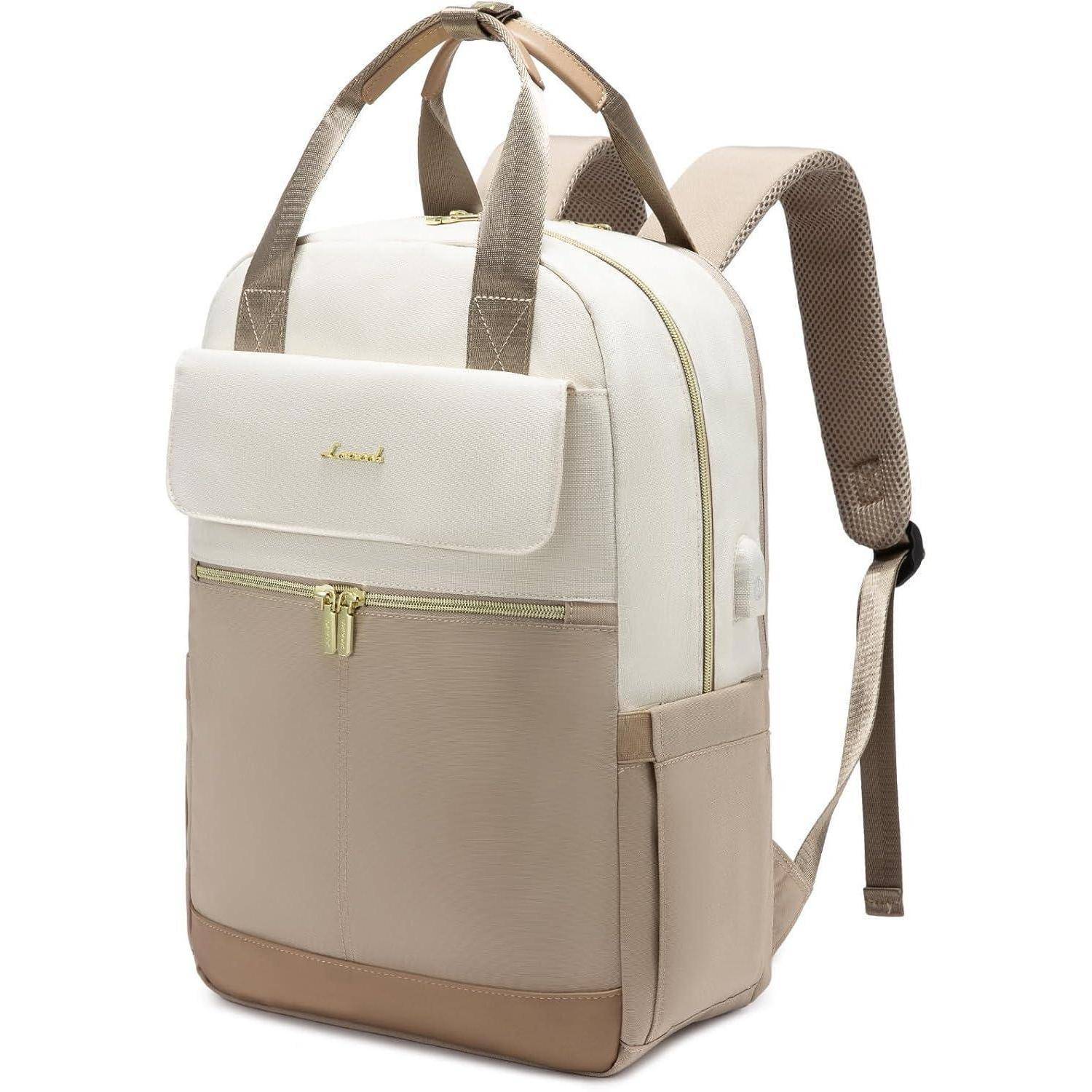 Ein beige-weißer Rucksack mit mehreren Fächern, tannenfarbenen Trägern und goldenen Reißverschlüssen. Ideal für Reisen oder den täglichen Gebrauch.