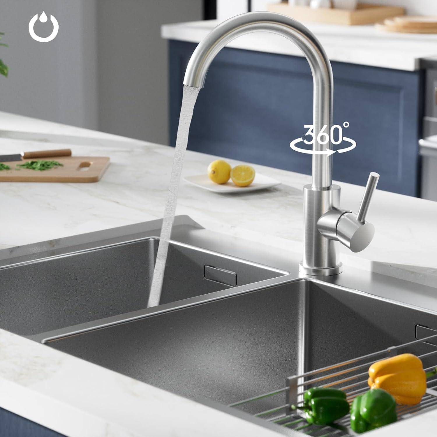 Ein moderner Küchenwasserhahnmit einer schlichten Designarmatur. Der Wasserhahn ist mit '360°' gekennzeichnet, was anzeigt, dass er sich vollständig drehen kann. Zitronen liegen auf der Arbeitsplatte.