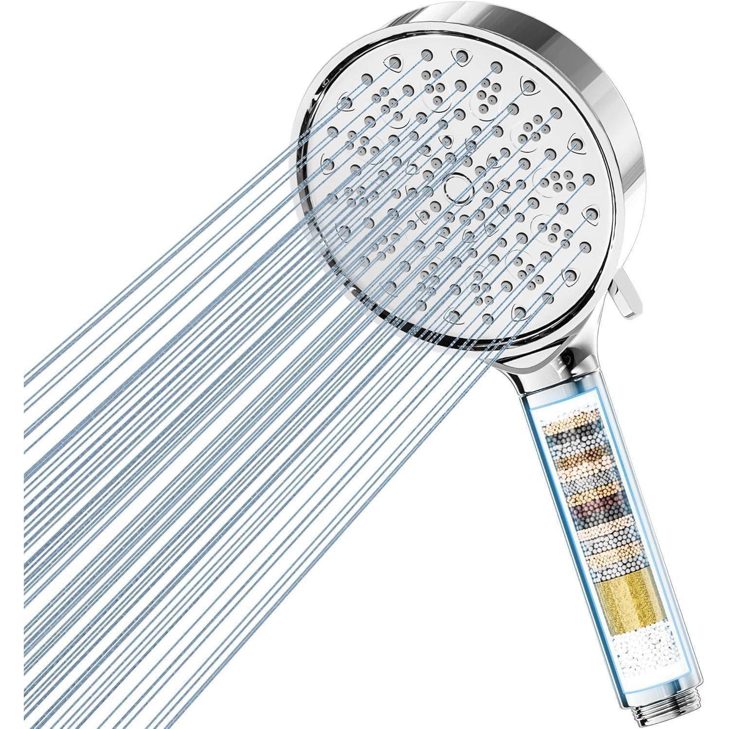 Duschkopf mit Wasserstrahlen, der ein integriertes Filtersystem mit verschiedenen Filterebenen im transparenten Griff aufweist.