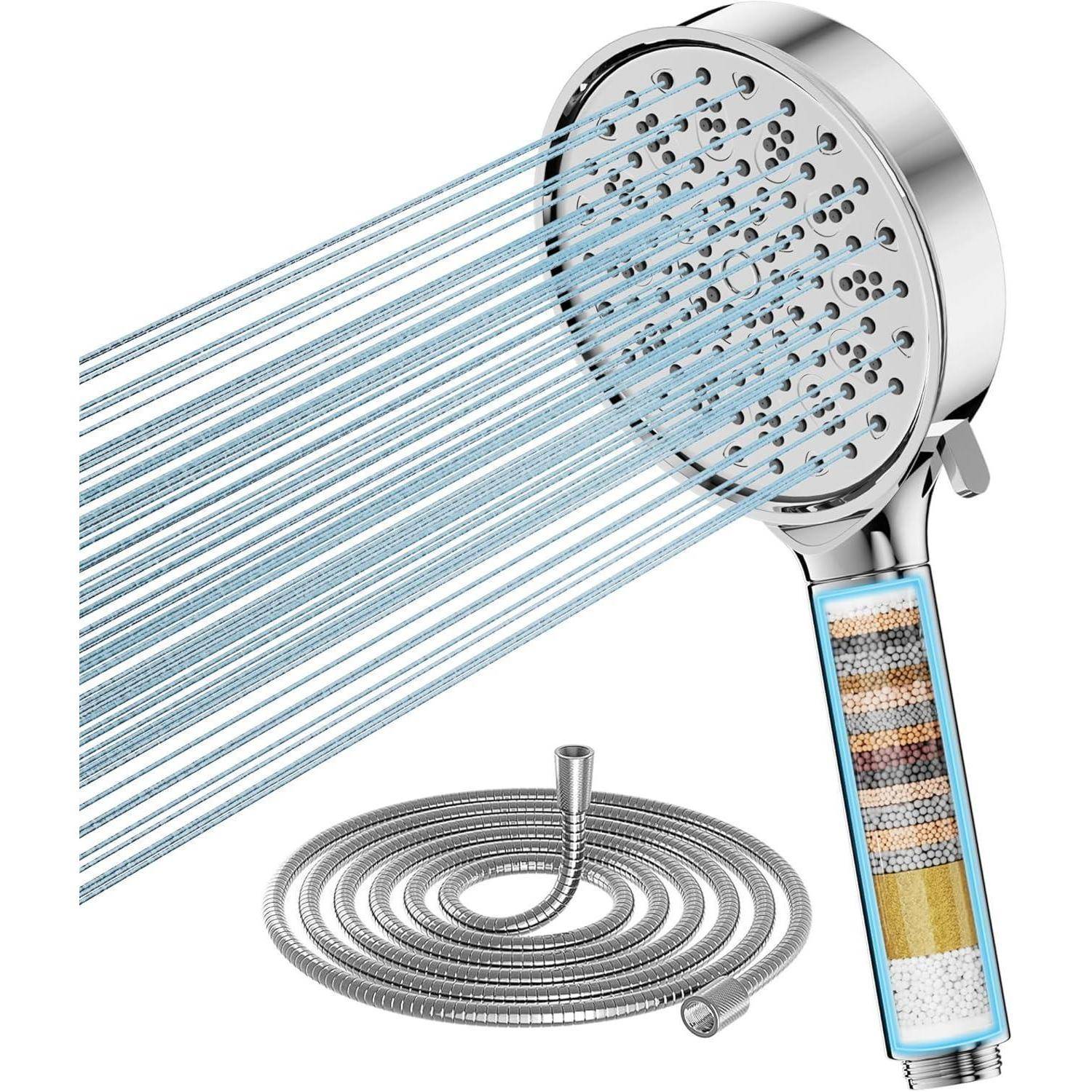 Eine Duschbrause lässt Wasserströme fließen; verfügt über einen transparenten Griff, der Mineralfilter zeigt. Ein gewundener Metallschlauch befindet sich in der Nähe.