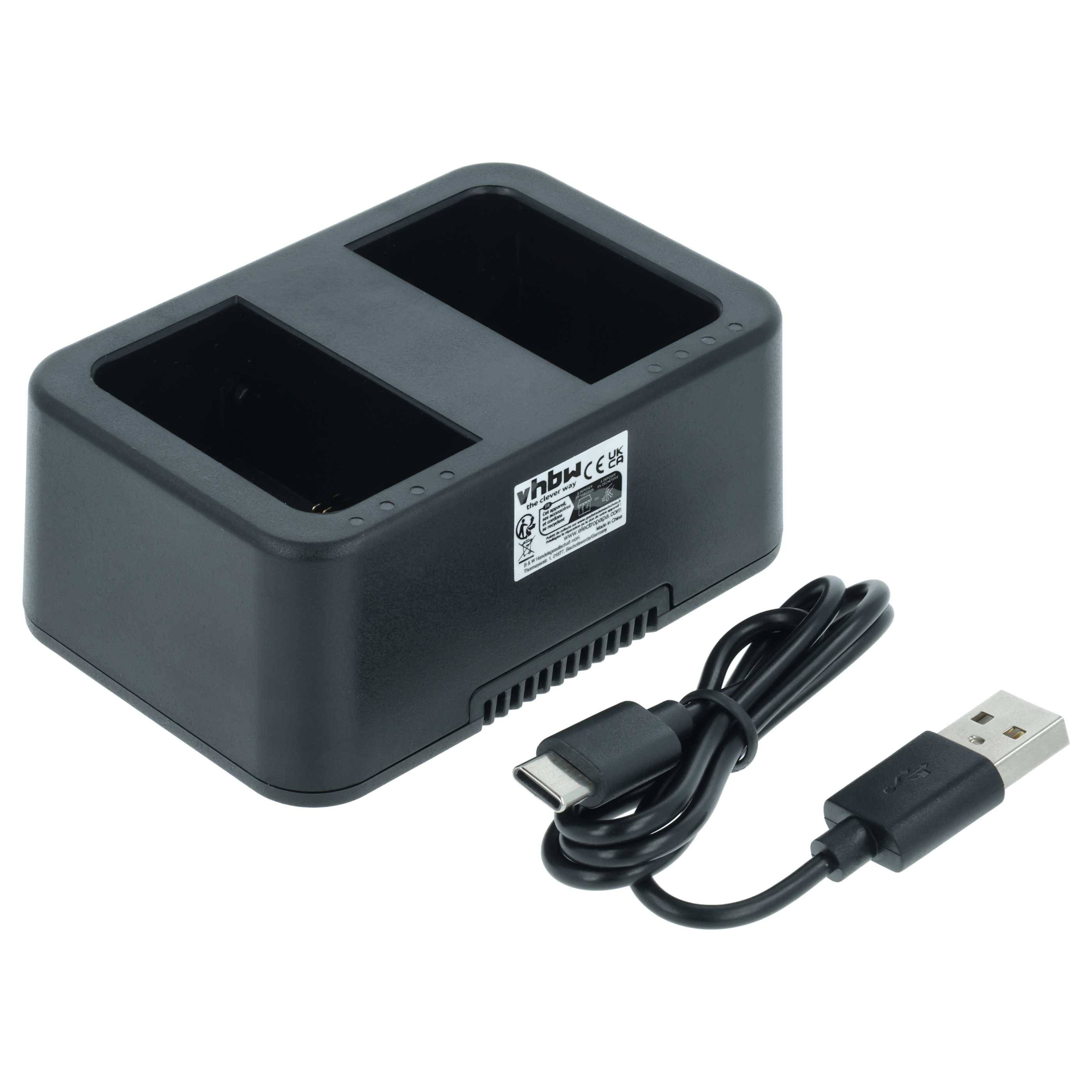 Ein dualer Batterieladegerät mit beschrifteten Einschüben und einem USB-Ladekabel daneben.