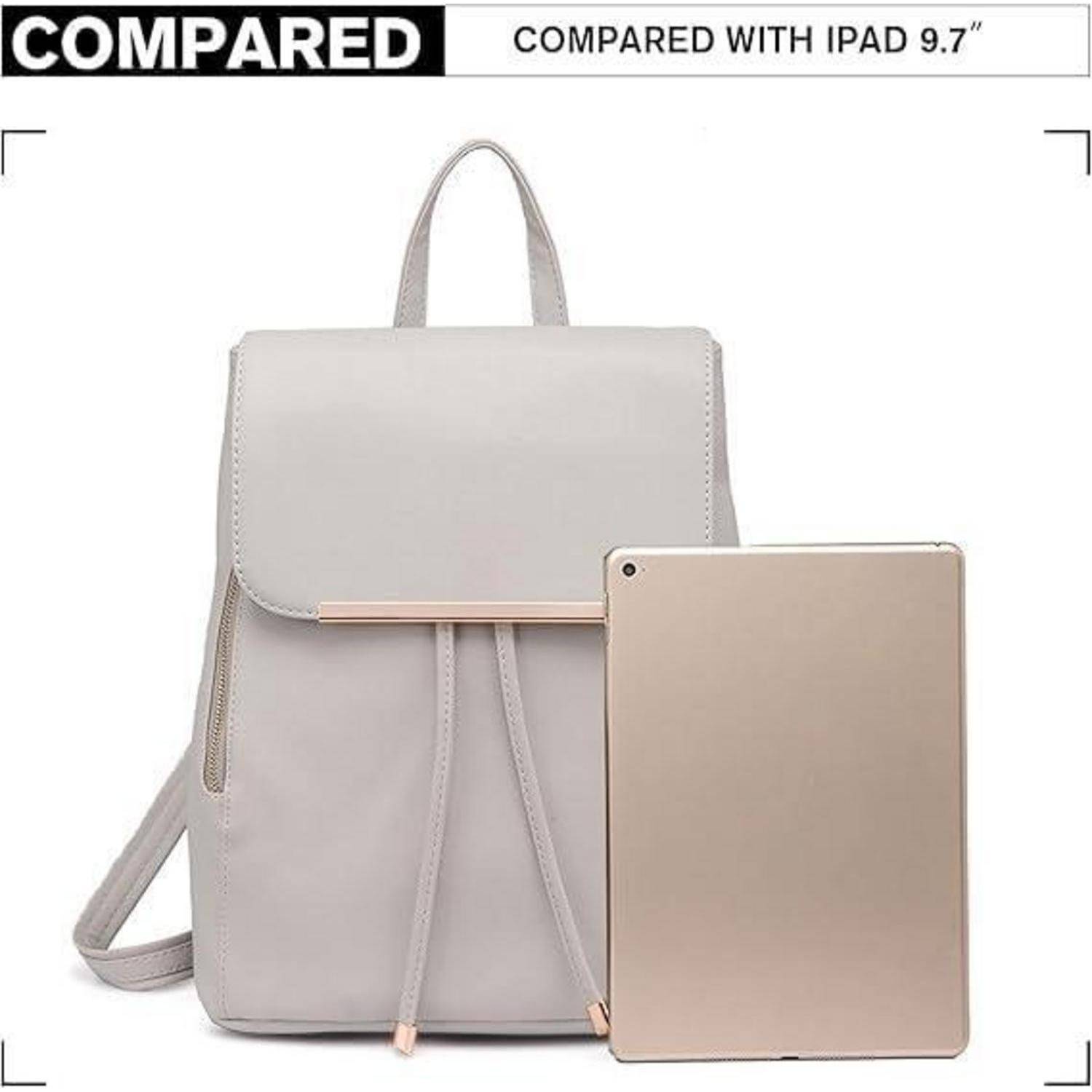 Grauer Rucksack im Vergleich mit iPad 9,7 Zoll; Rucksack ist größer und zeigt einen Größenvergleich für Kapazität und Maßstab.