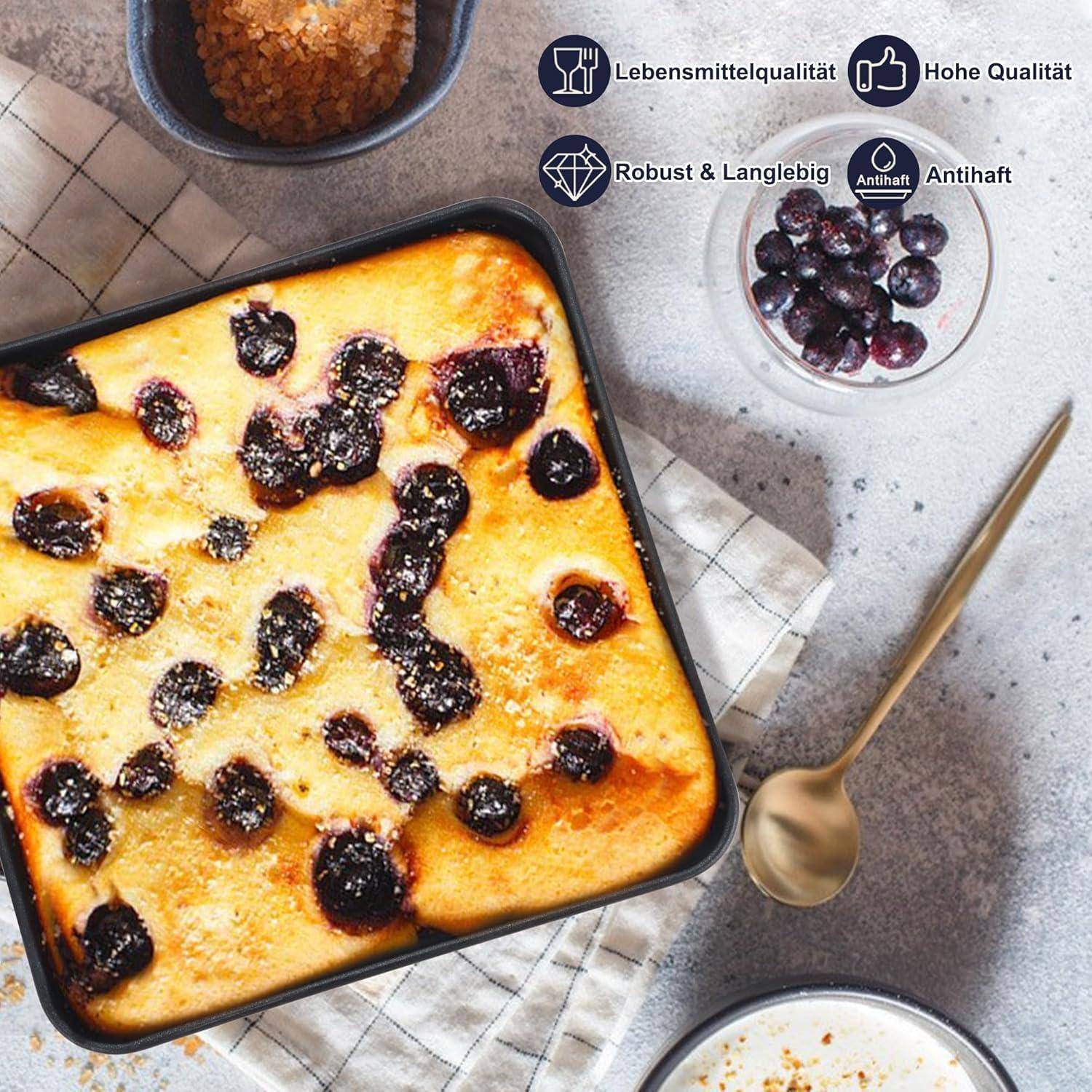 Ein frisch gebackener Blaubeerkuchen in einer quadratischen Form, umgeben von Zutaten und Küchenutensilien auf einer strukturierten Oberfläche. Symbole zeigen Qualität, Haltbarkeit und Antihaft-Eigenschaften.