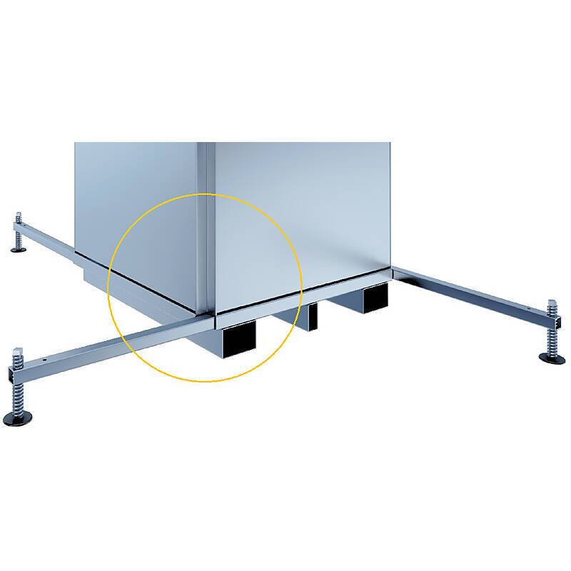 Eine Metallunterstützungsstruktur für eine Klimaanlage ist zu sehen, die mit Schrauben am Boden befestigt ist und über einstellbare Beine zum Ausrichten verfügt. Der Fokus liegt auf der Basisverbindung.