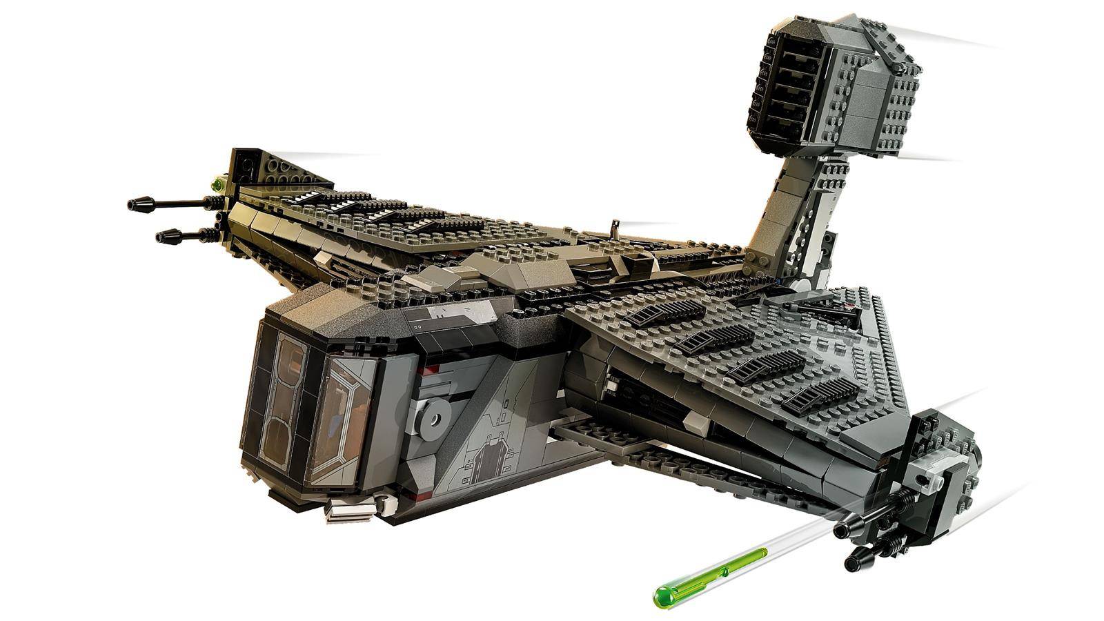Ein detailliertes LEGO-Raumschiff-Modell mit aufwändigen Designs und einem grünen Laserstrahl. Das Cockpit und die Flügel sind deutlich sichtbar.