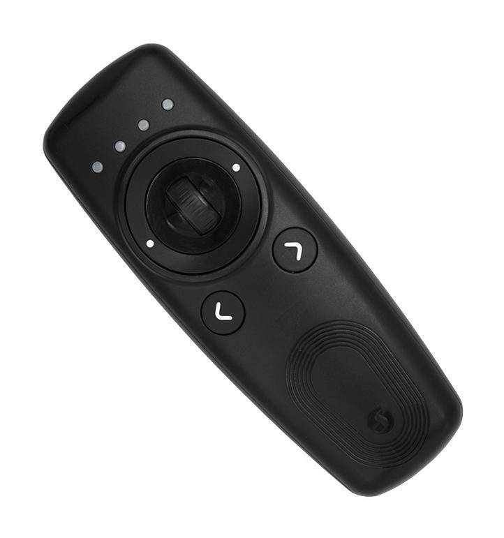 Eine schwarze Handfernbedienung mit vier Tasten und einem zentralen Navigationsrad, die zur Gerätesteuerung verwendet wird.