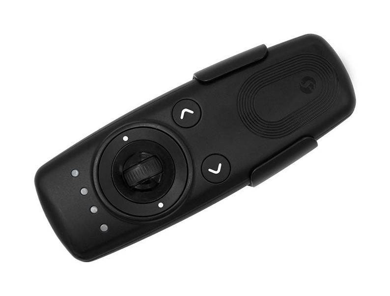 Ein schwarzer drahtloser Präsentationsfernbedienung mit Navigationstasten und einem zentralen Scrollrad, der zum Steuern von Folien während einer Präsentation verwendet wird.