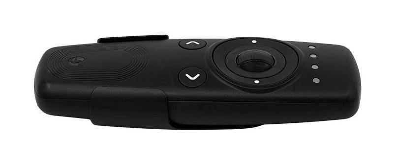 Eine schwarze Fernbedienung mit vier Tasten: ein Pfeil nach oben, ein Pfeil nach unten, ein Drehregler mit Schieber und einer kreisrunden Taste.