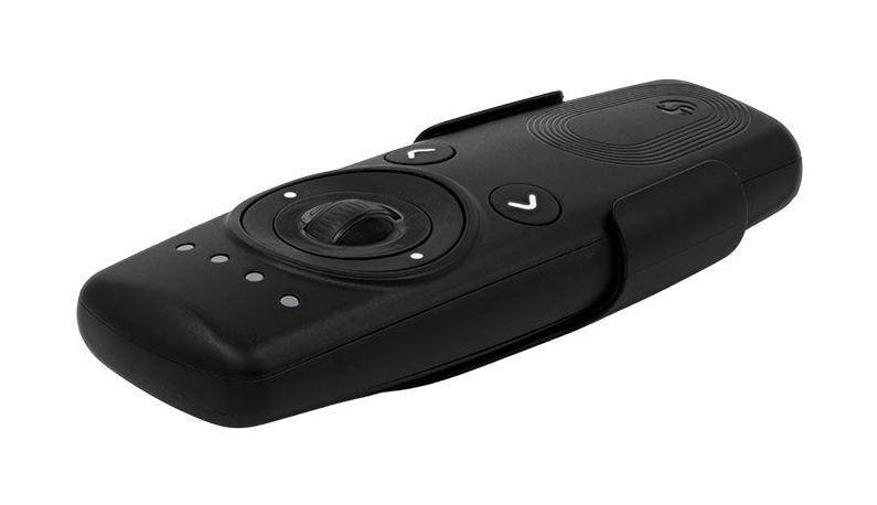 Schwarze drahtlose Präsentationsfernbedienung mit einem kreisförmigen Navigationskissen, zwei Pfeiltasten und kleinen LED-Anzeigelichtern an der Vorderseite.