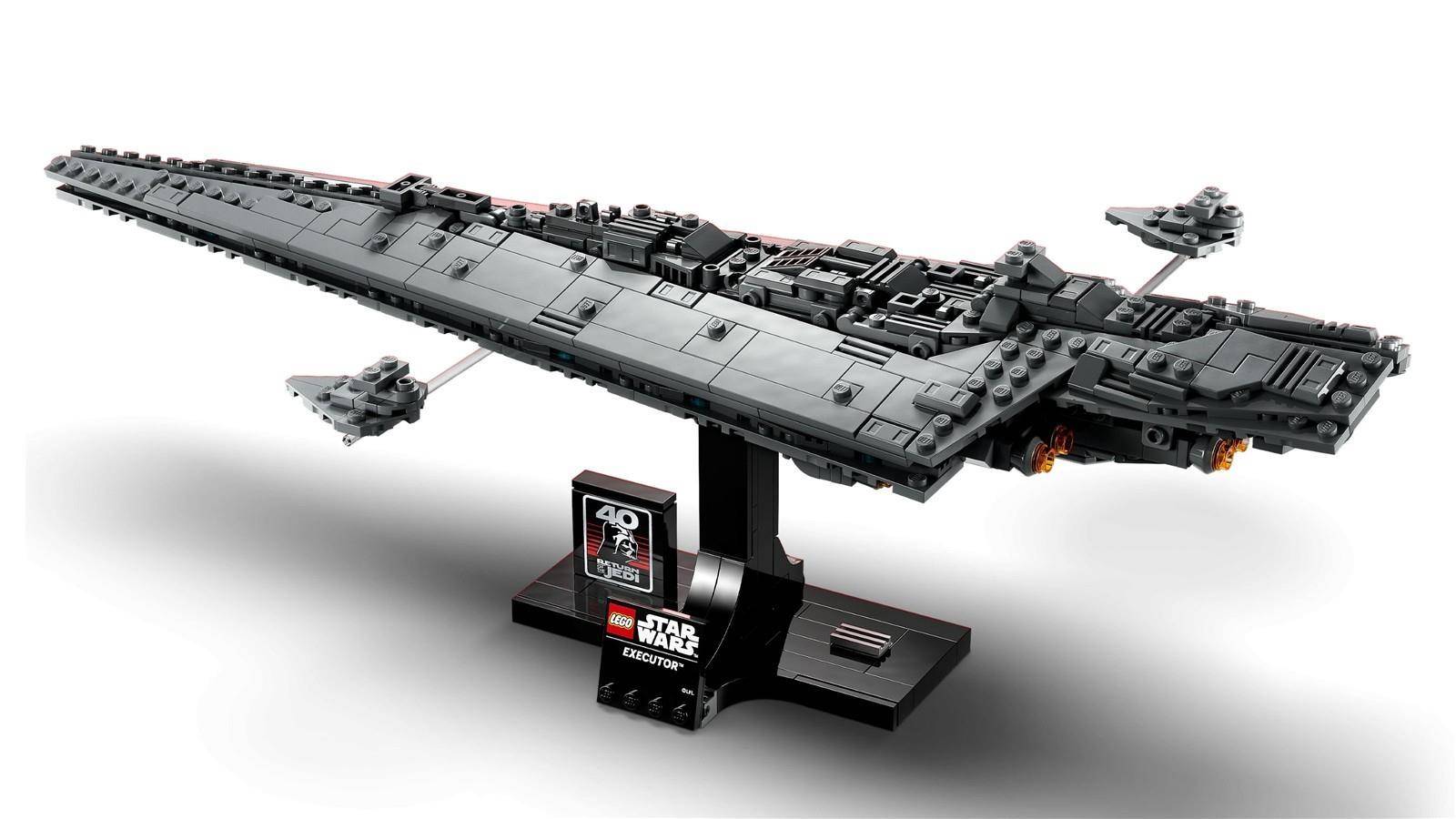 LEGO Star Wars Ausstellungsmodell eines großen grauen Raumschiffs auf einem Ständer mit einer „40.