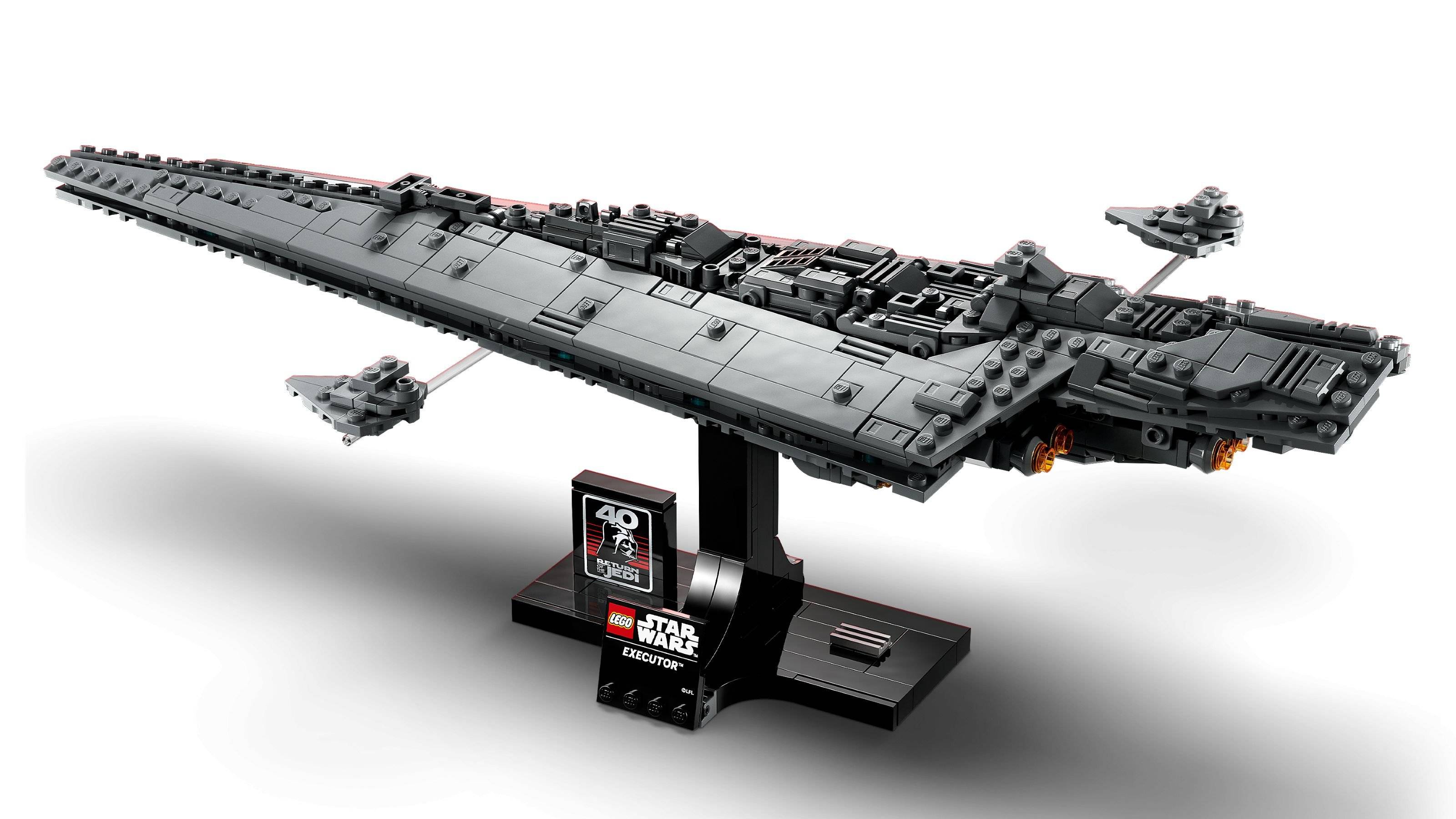 Eine Nahaufnahme eines LEGO-Modells des Star Wars Executor-Raumschiffs auf einem Ständer. Der Ständer verfügt über eine Gedenktafel zum '40. Jahrestag'.