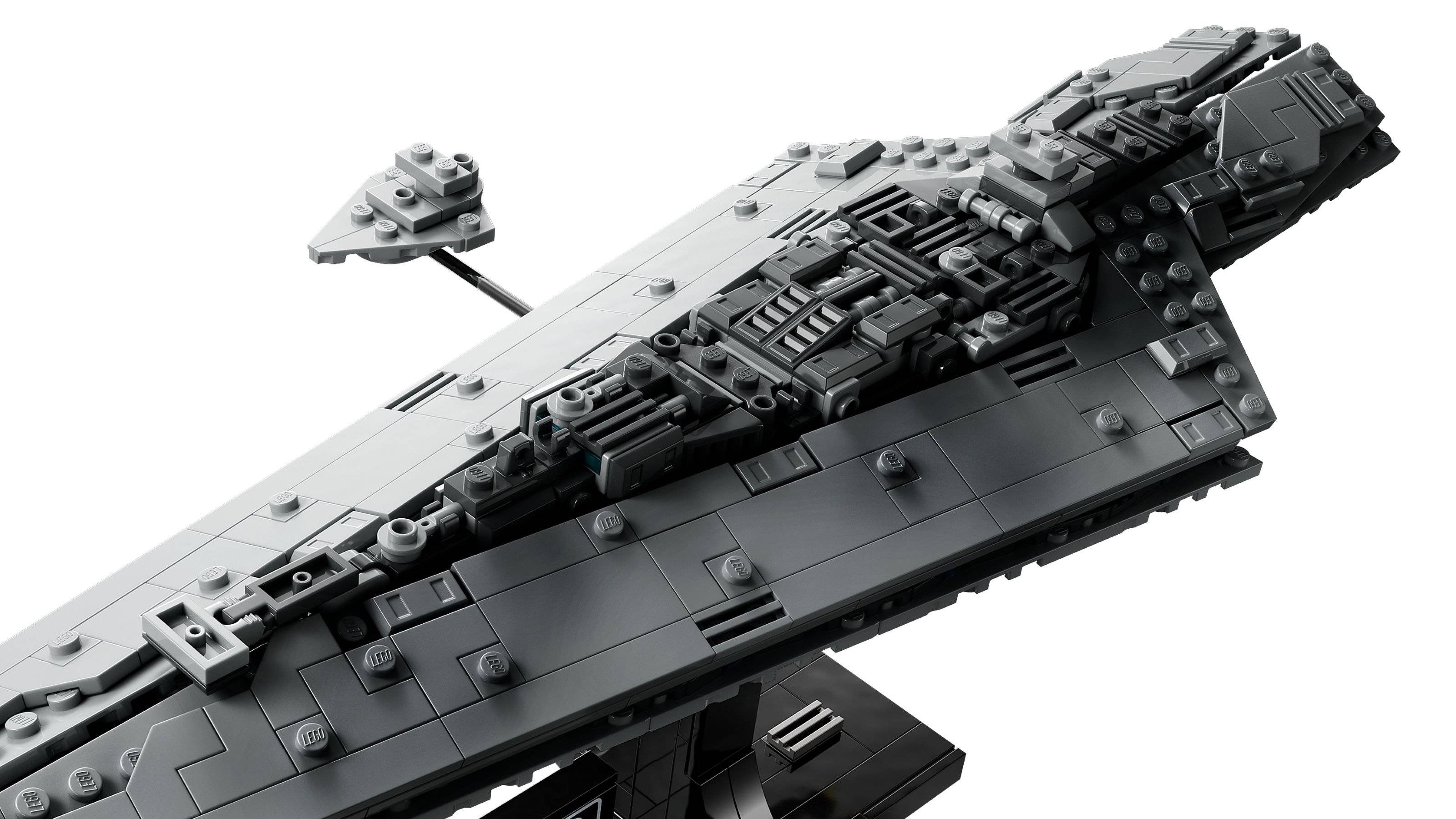 Ein detailliertes LEGO-Modell eines Star Wars-Raumschiffs mit komplexen Oberflächentexturen und geometrischen Formen in verschiedenen Grautönen.