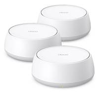 Drei weiße, kreisförmige drahtlose Router sind nebeneinander platziert und zeigen ein elegantes Design mit dezenten LED-Anzeigen an der Basis.