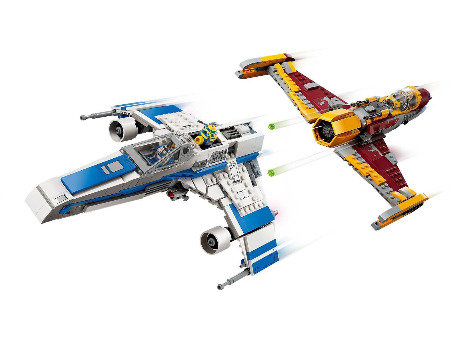Zwei LEGO-ähnliche Modellschiffe im Kampfschiff-Stil, eines in Blau-Weiß und eines in Rot-Gelb, fliegen nebeneinander auf weißem Hintergrund.