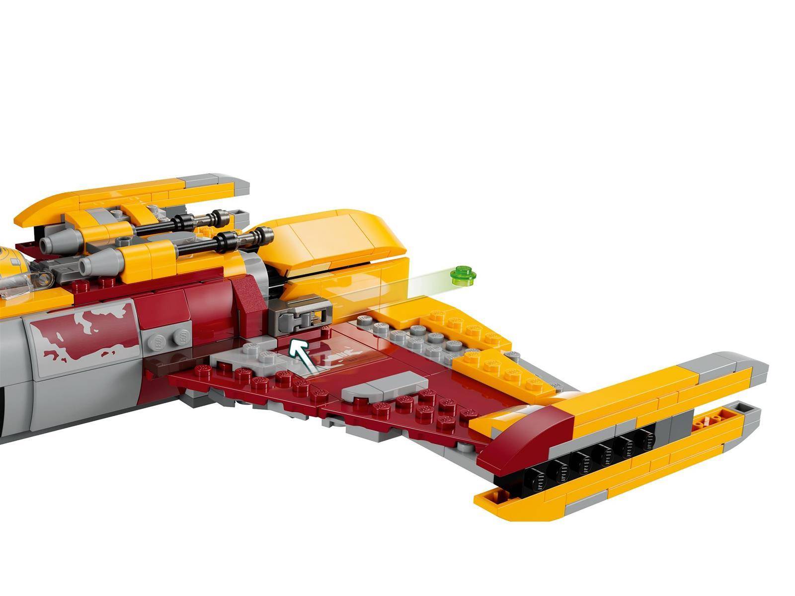 Ein rotes, gelbes und graues LEGO-ähnliches Raumschiff oder Fahrzeug mit einer eleganten spitzen Vorderseite und mechanischen Oberseite-Details, dargestellt auf einem einfachen weißen Hintergrund.