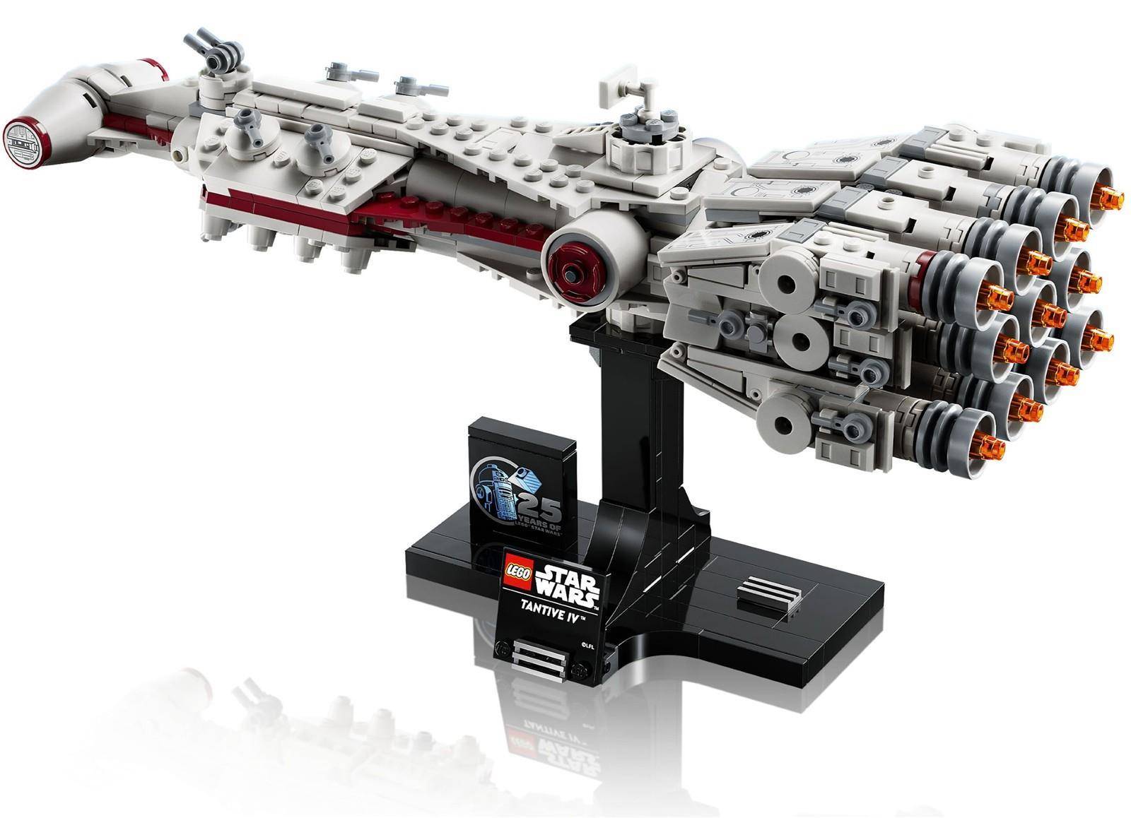 LEGO Star Wars Tantive IV Modell auf einem Ausstellungsständer, seitliche Ansicht mit mehreren Heckantrieben und einer kleinen Plakette.