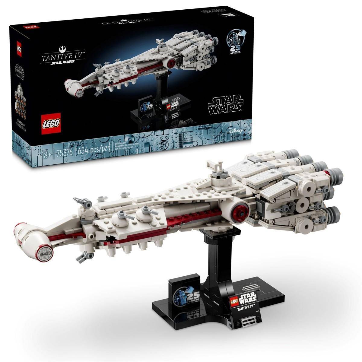LEGO Star Wars Tantive IV Modellraumschiff auf einem Ständer ausgestellt, mit der Produktverpackung dahinter gezeigt.