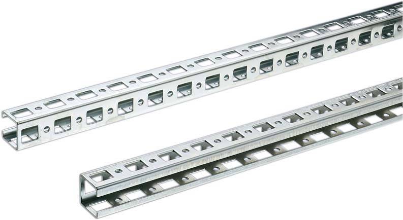 Metallprofilschienen mit gleichmäßig angeordneten quadratischen Löchern für Bau- oder Regalunterstützungszwecke.